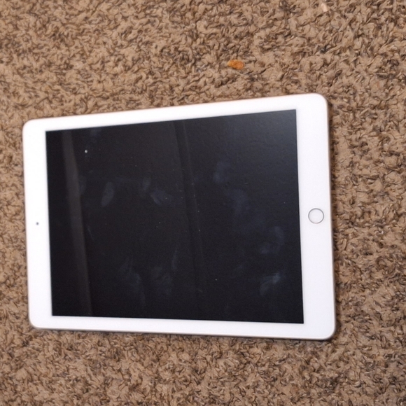 I pad - Picture 2 of 2